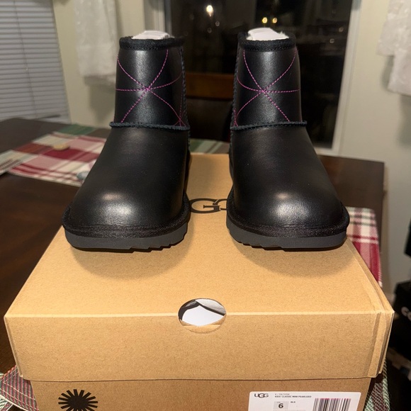UGG KIDS Classic Mini Pearlized boots Size 6 new/black - Picture 5 of 9